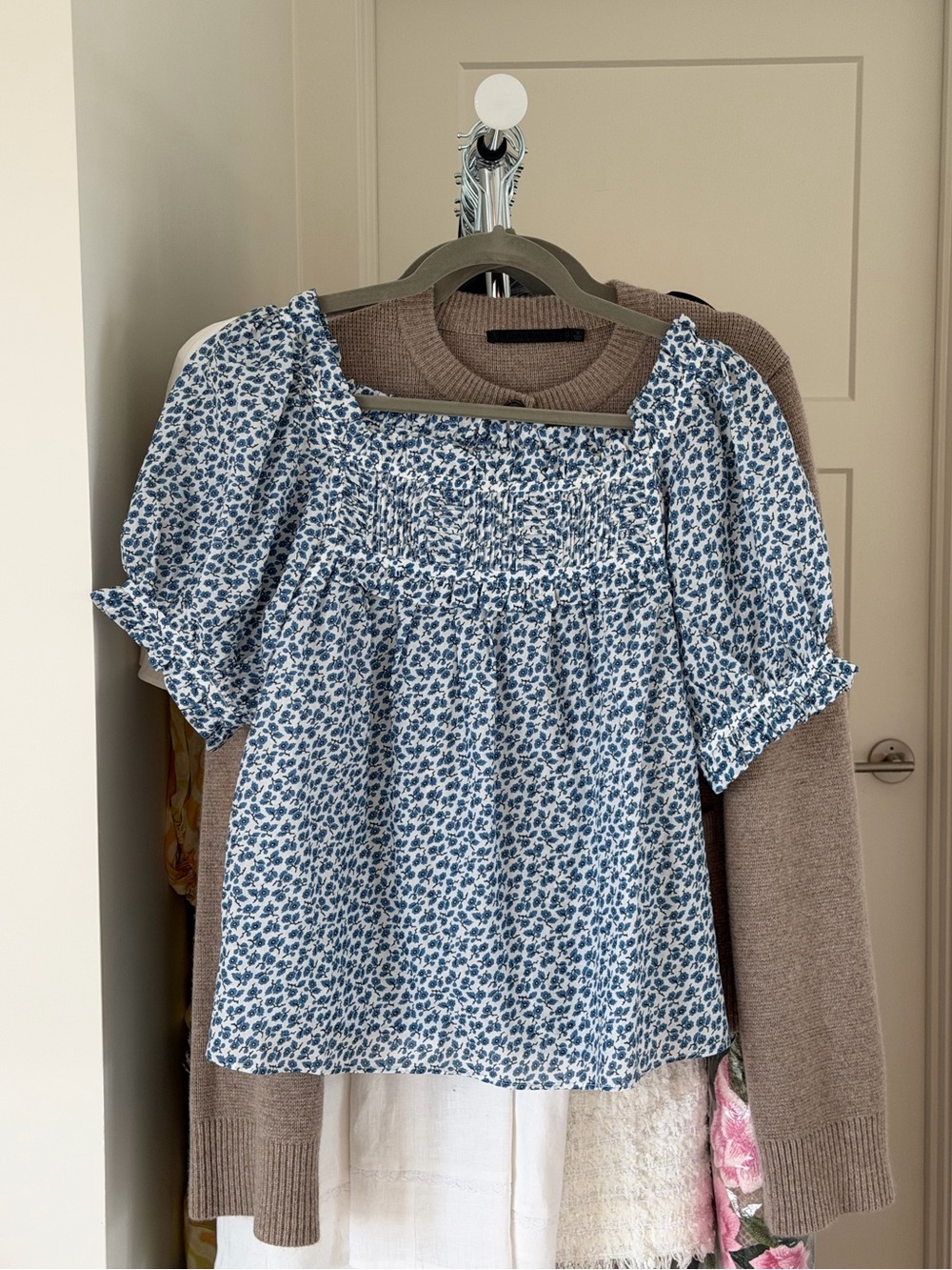 Doen Blue and White Floral Puff Sleeve Blouse - Picture 1 of 7